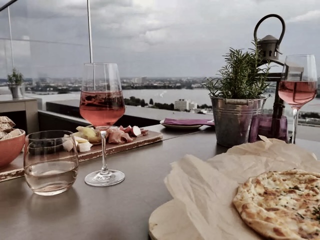 Terrasse mit Wein und Essen
