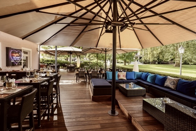 Rizzi WineBistro – Terrasse mit Blick auf den Kurpark